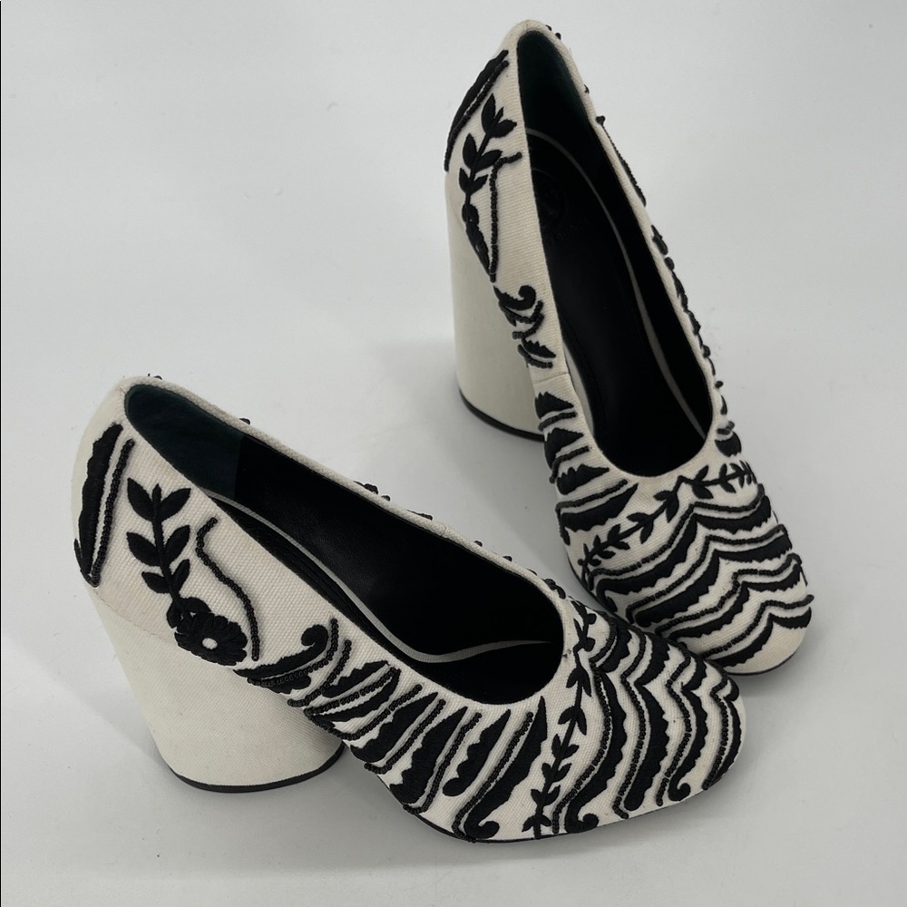 Tory Burch Lucia Embellished Pumps In White Canvas W/ Black Embroidery Size 7